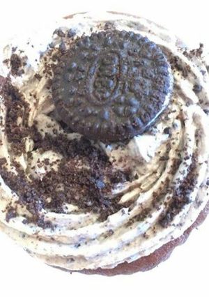 A picture of Cookies and Cream Cupcakes.