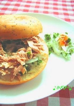 A picture of Sweet Onion and Tuna Sandwich with Sweet Chilli Sauce and Mayonnaise♪.