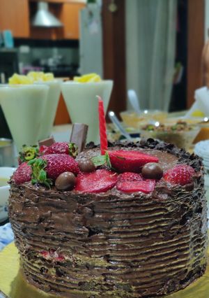 चॉकलेट केक स्ट्राबेरी के साथ (Chocolate cake with strawberry recipe in hindi) रेसिपी मुख्य फोटो