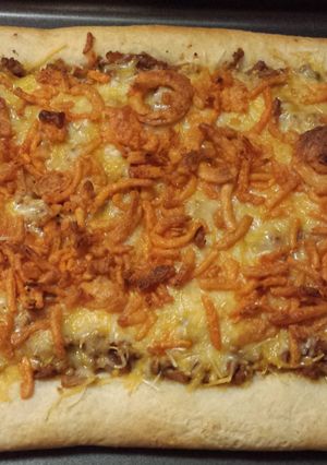 A picture of Sloppy Joe Pizza (stuffed crust).
