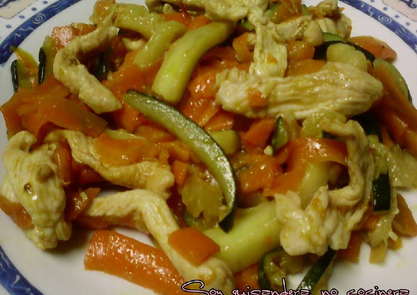 Tiras de pechuga de pollo con zanahoria y calabacin