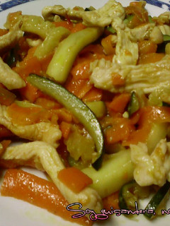 Una foto de Tiras de pechuga de pollo con zanahoria y calabacin
