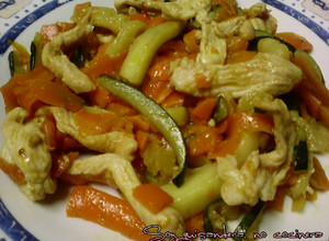 Foto principal de Tiras de pechuga de pollo con zanahoria y calabacin