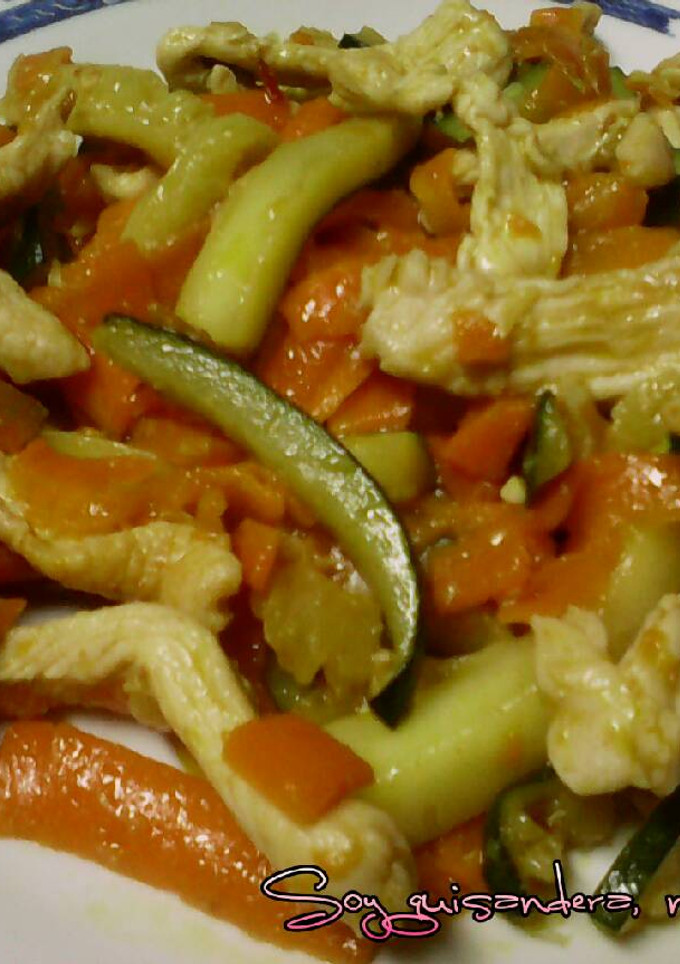 Una foto de Tiras de pechuga de pollo con zanahoria y calabacin