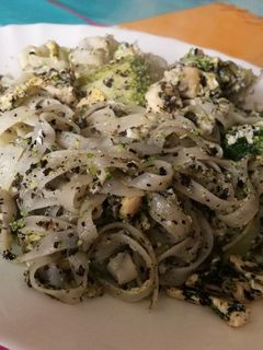 Una foto de Tallarines de arroz con salsa tartufada