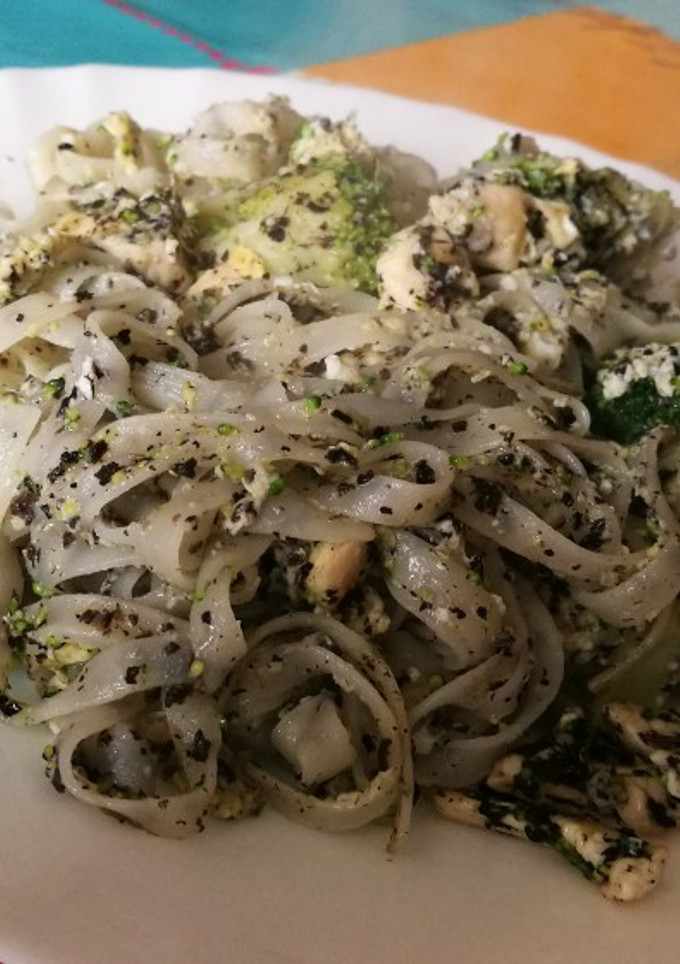 Una foto de Tallarines de arroz con salsa tartufada