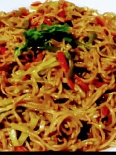 वेजिटेबल शेजवान नूडल्स (Vegetable schezwan noodles recipe in hindi) रेसिपी मुख्य फोटो