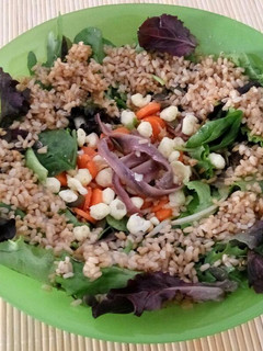 Una foto de 🍲Ensalada tibia de arroz integral"al tomillo"🍲