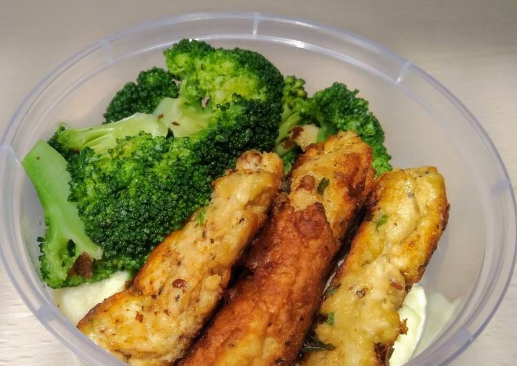 Cheesy chicken bites with mashed potato & broccoli