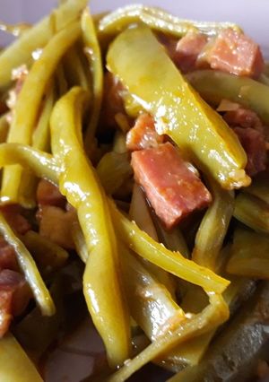 Una foto de Judías salteadas con tacos de jamón
