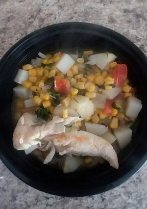 Una foto de Pollo con elote y papas