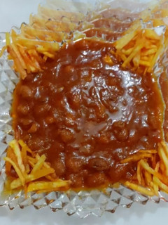 عکسی از دستور خوراک لوبیا چیتی با سیب زمینی خلالی چیپسی