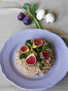 Una foto de Arroz basmati especiado con higos y verduras