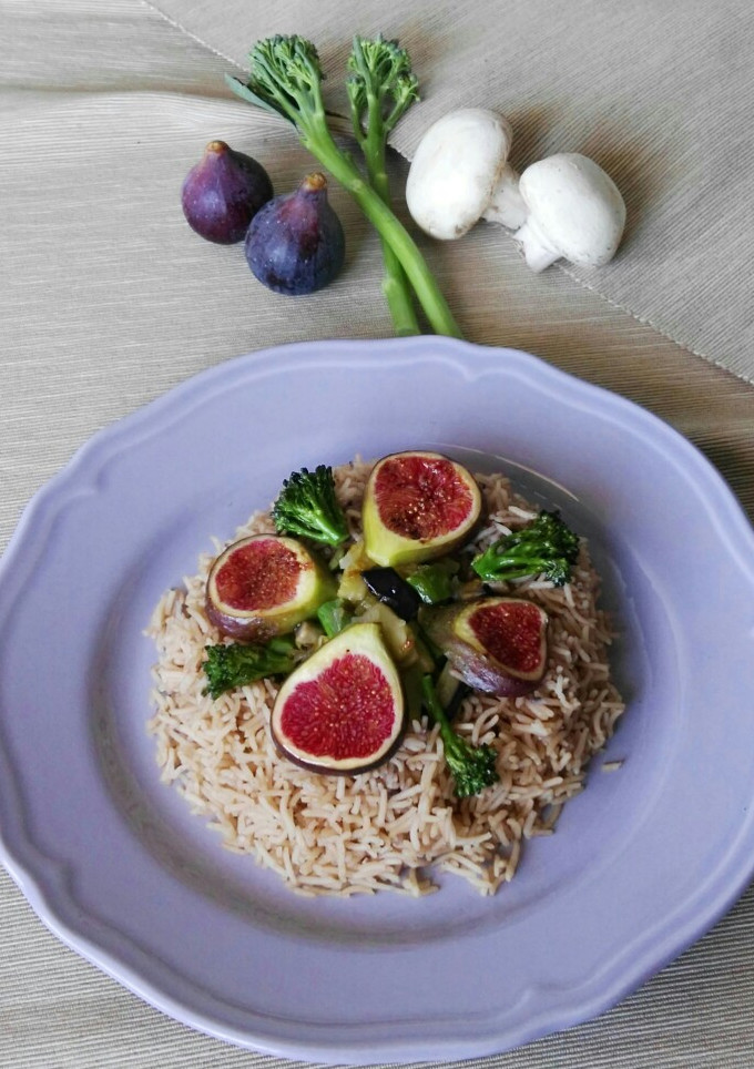 Una foto de Arroz basmati especiado con higos y verduras