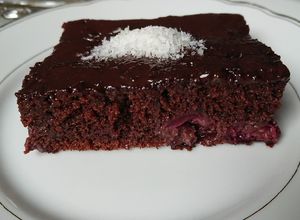 صورة لوصفة كيكة الشكولاا والكرز 😋