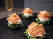 Una foto di salmone e broccolo