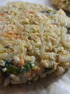 Una foto de Hamburguesas de arroz. Ricas sanas y económicas ♡