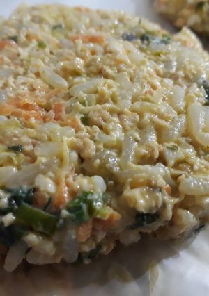Una foto de Hamburguesas de arroz. Ricas sanas y económicas ♡