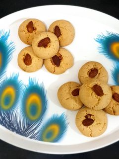 વેનીલા આલમડ રોઝ કૂકીઝ (vanilla almond rose Cookies Recipe in Gujarati) રેસીપી મુખ્ય ફોટો