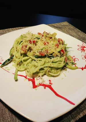 Una foto de Espaguetis de calabacín con salsa de aguacate