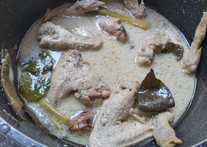 Cara bikin Opor Ayam Kuah Putih Cara bikin Opor Ayam Kuah Putih