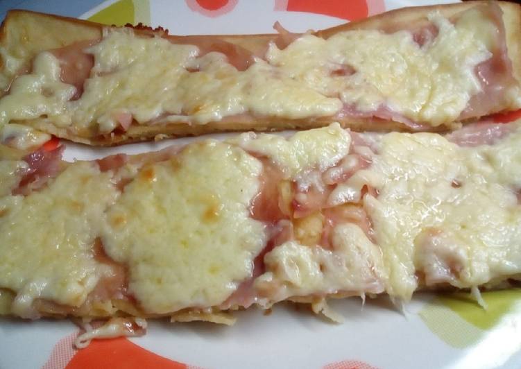 Fainá de queso, cubierto de jamón y queso