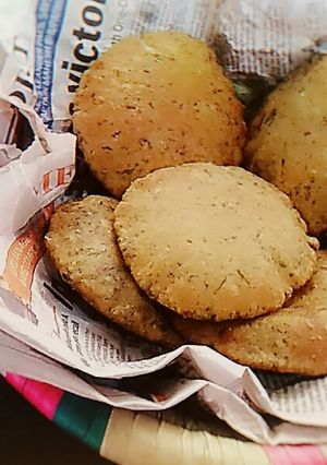 A picture of Lahsun batata poori.