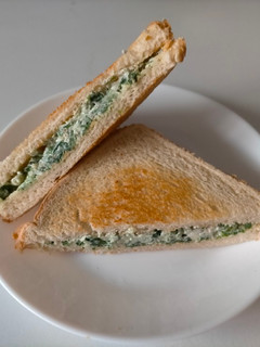 Una foto de Sándwich vegetariano: Canónigos, nueces y queso