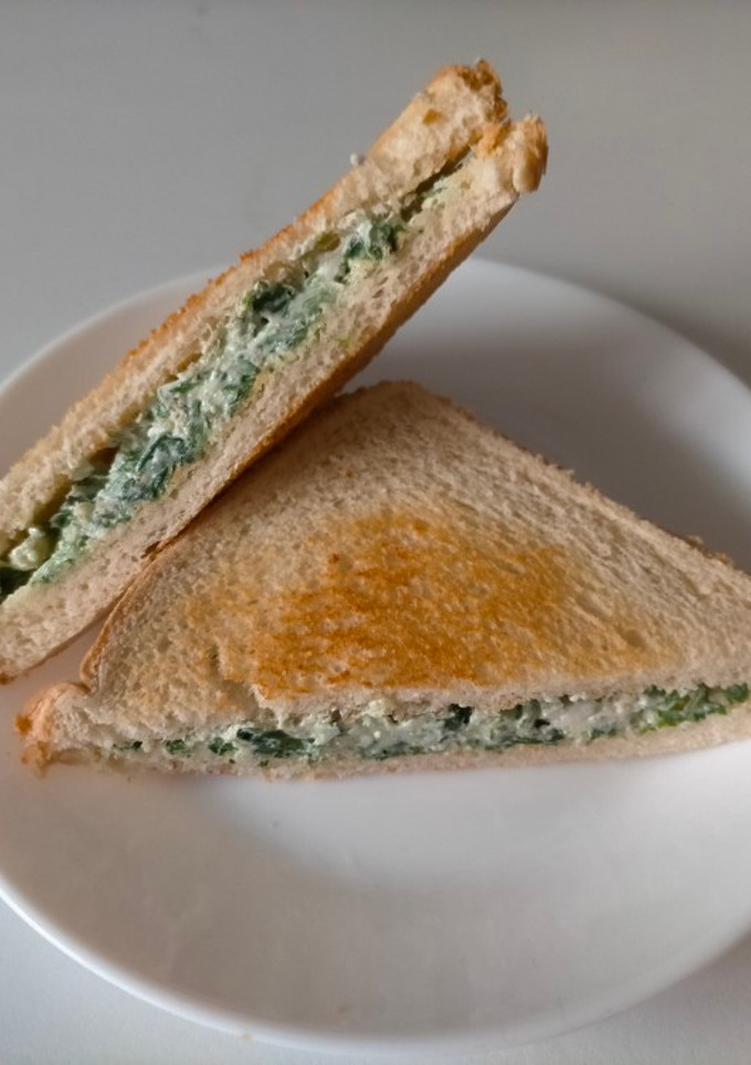 Una foto de Sándwich vegetariano: Canónigos, nueces y queso