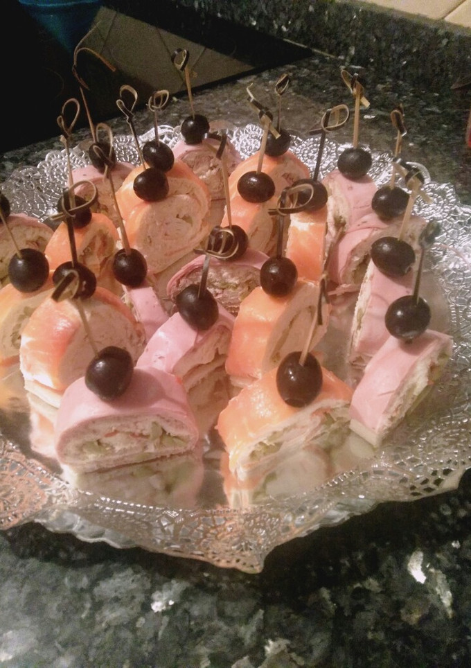 Una foto de Canapés con pan de molde