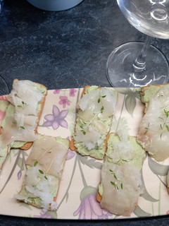 Una foto de Tostadas de puré de aguacate y bacalao ahumado