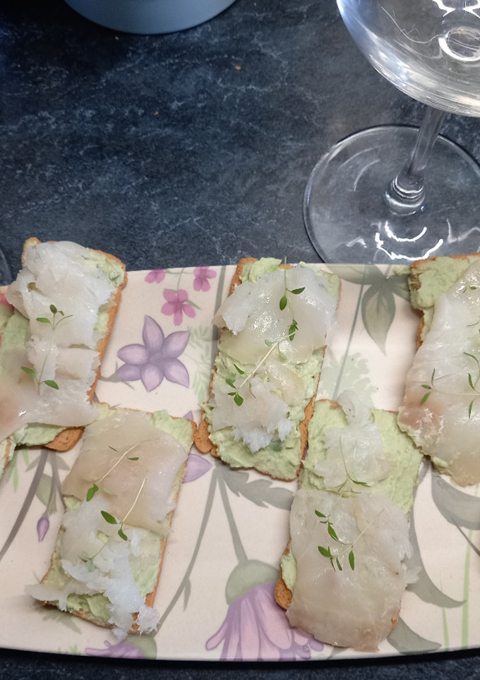 Una foto de Tostadas de puré de aguacate y bacalao ahumado