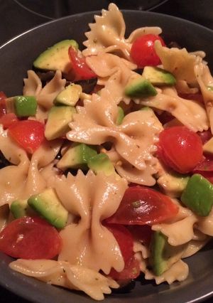 Une photo de Salade de pâtes tomates avocats