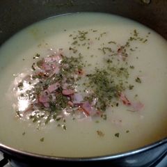 A picture of Potato, leek and bacon soup.