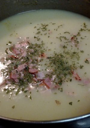 A picture of Potato, leek and bacon soup.