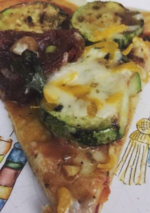 Una foto de Pizza de zucchini y  tomates secos