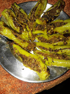भरवां मिर्च (bharwa mirch recipe in hindi) रेसिपी मुख्य फोटो