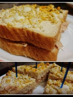 Una foto de Sándwich de atún y mayonesa con huevo rallado