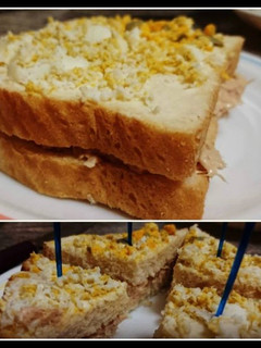 Una foto de Sándwich de atún y mayonesa con huevo rallado