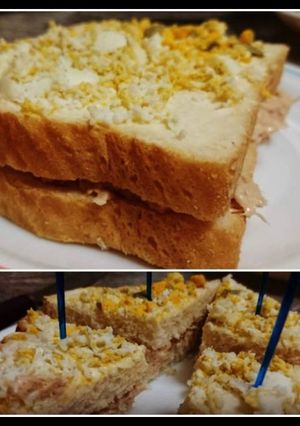 Una foto de Sándwich de atún y mayonesa con huevo rallado