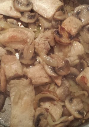A picture of Chicken with mushrooms and onions.