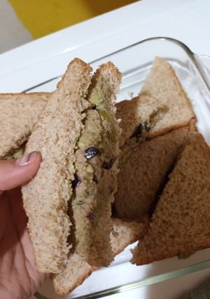 Una foto de Sándwiches de atún y palta
