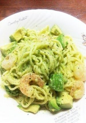 A picture of Creamy Pasta with Shrimp and Avocado.