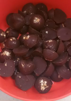 A picture of Mixed dryfruit chocalate.
