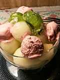 Copa de bolas de melón, con helado de café y gel de menta