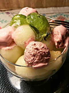 Una foto de Copa de bolas de melón, con helado de café y gel de menta