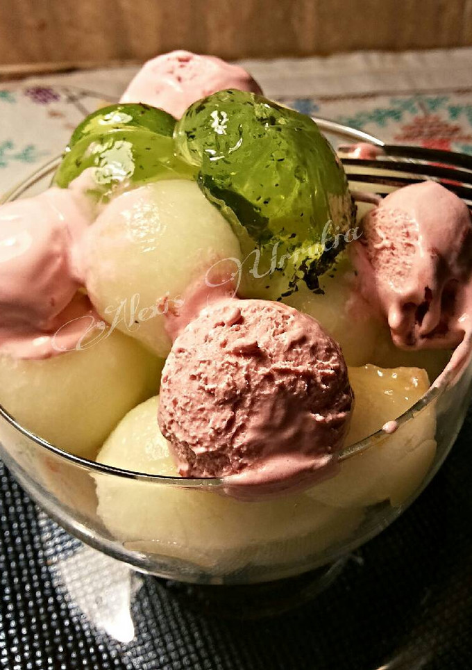 Una foto de Copa de bolas de melón, con helado de café y gel de menta