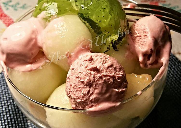 Copa de bolas de melón, con helado de café y gel de menta