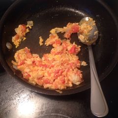 A picture of Huevos Con Tomate Y Cebolla.