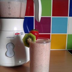 A picture of Vickys Strawberry & Kiwi Smoothie, GF DF EF SF NF.
